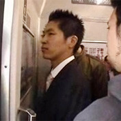【ゲイ動画】ハッテン場と化してるゲイだらけの満員電車に乗ってしまったノンケリーマンの末路･･･