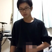 【無修正 ゲイ動画】メガネが似合うイケメン大学生が自室でオナニーに励む鮮明な自撮りムービー