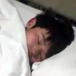 気を失った少年を昏睡レイプしている個人撮影のゲイ向けビデオ…さんざんアナルを掘った後にザーメン顔射！