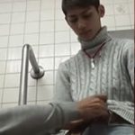 【ゲイ動画】ジャニ系イケメンが多目的トイレで男とハッテン！ジュボジュボとペニスしゃぶられ小刻みな手コキにイカされてしまうｗ