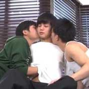 【ゲイ動画】三人の若い男の子たちが愛撫し合って絡み合いアナルセックスをする3P！