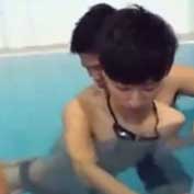 【ゲイ動画】泳ぎに来たイケメンがプールの中で身体を弄られたりプールサイドで3Pセックスｗ